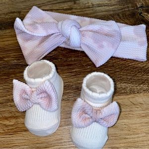 🖤Baby headband and matching booties.